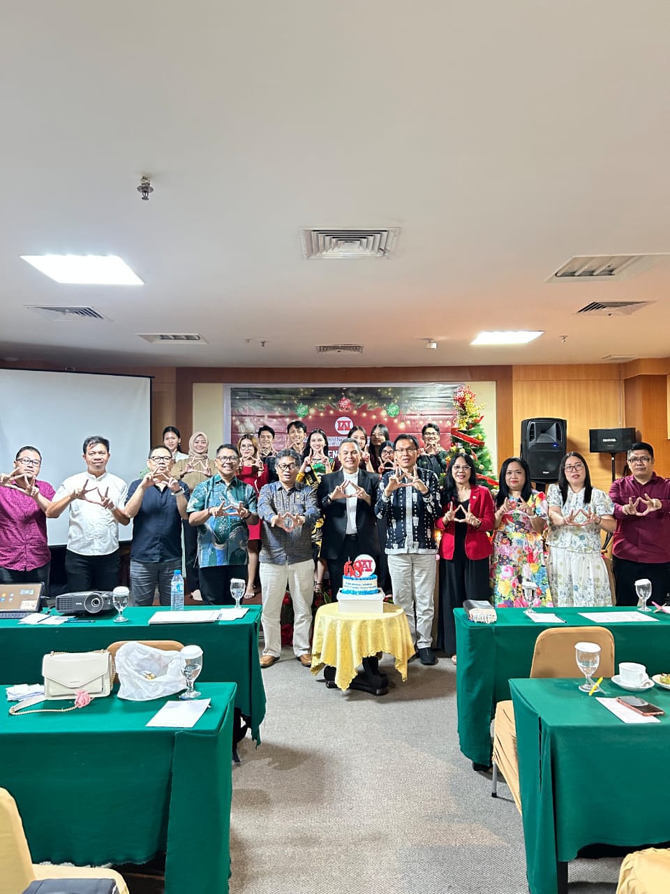 EKSIS: Ikatan Akuntan Indonesia (IAI) Wilayah Sulawesi Utara menggelar Ibadah Sambut Natal dirangkaikan perayaan HUT ke-68 IAI pada Senin 22 Desember 2025 bertempat di Hotel Gran Puri Manado.