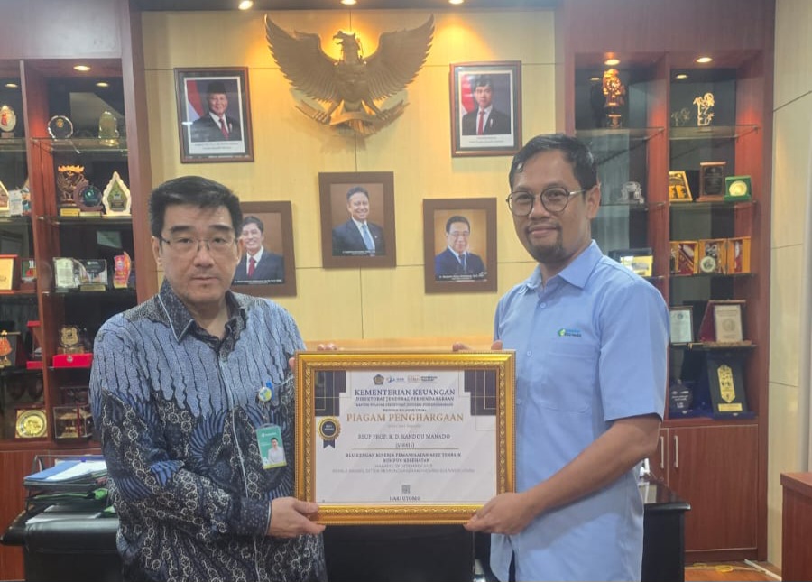 PRESTASI: Penghargaan yang dibawa ke RSUP kemudian diterima Dirut Prof Starry Rampengan.