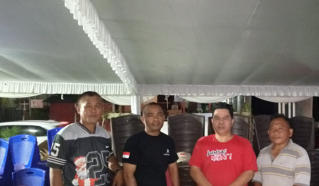 Penyerahan bantuan sarana prasarana kantor kepada Pemerintah Desa Winangun Atas.