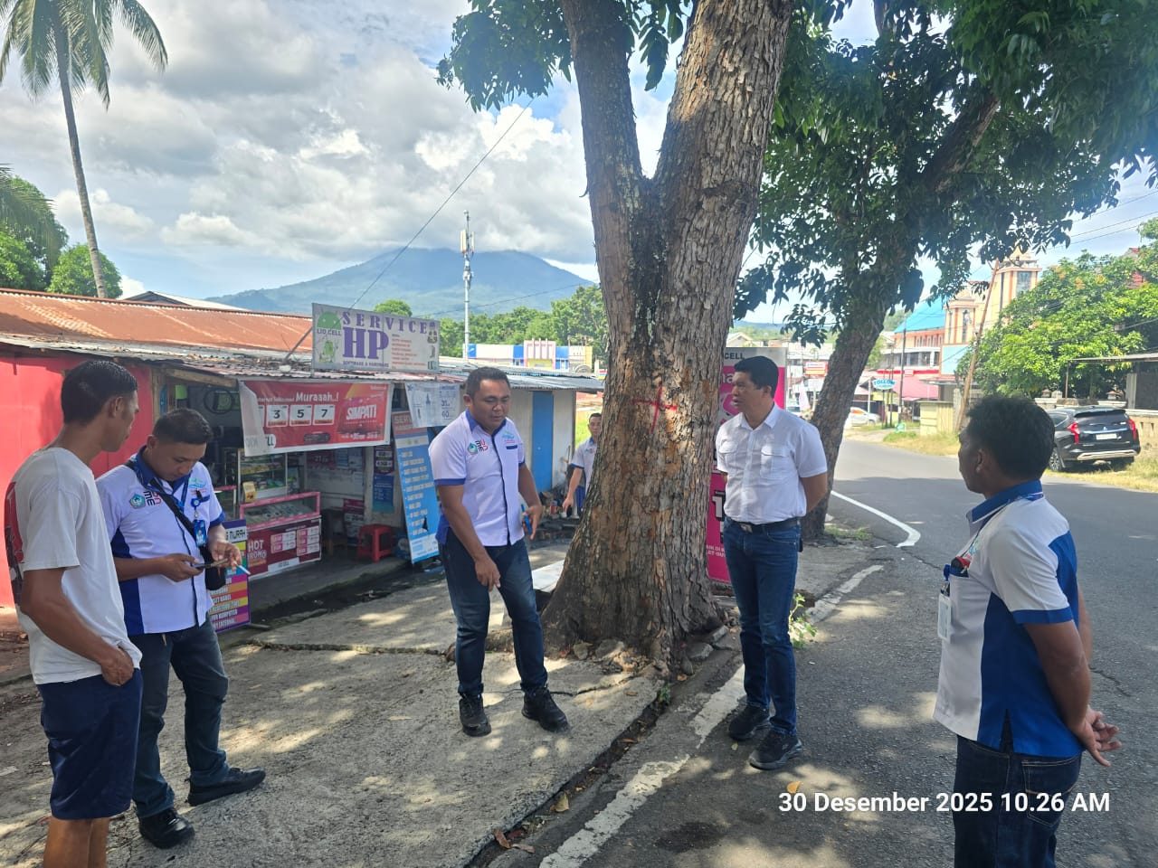 Direktur Perumda Air Minum Duasudara Bitung Alfred Salindedo meninjau titik kerusakan jaringan air bersih di Pinokalan.(Dok Istimewa)