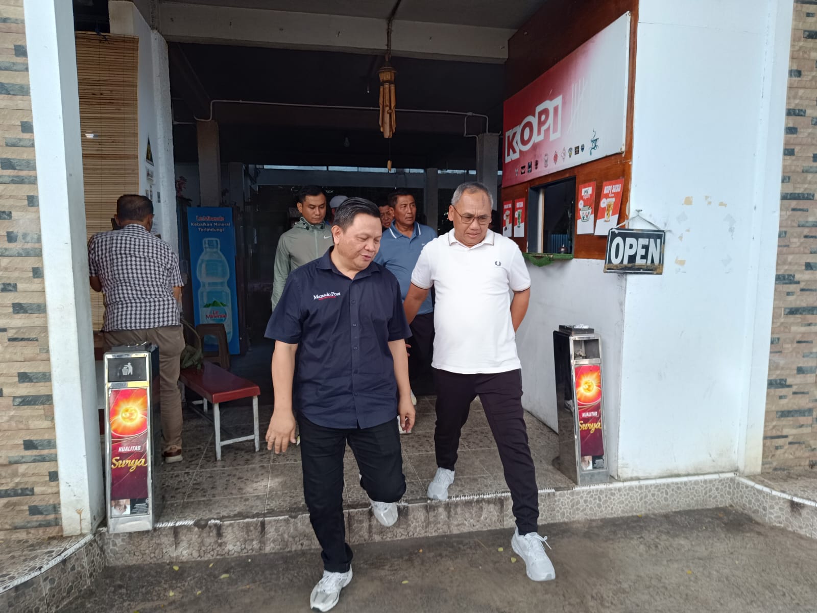 Panglima Kodam XIII/Merdeka Mayjen TNI Mirza Agus bersama Direktur Manado Post Tommy Waworundeng