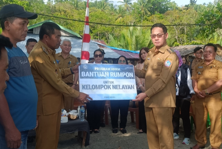 Wali Kota Bitung Hengky Honandar menyerahkan secara simbolis bantuan rumpon untuk kelompok nelayan di Kelurahan Pasir Panjang Kecamatan Lembeh Selatan.(Dok Istimewa)