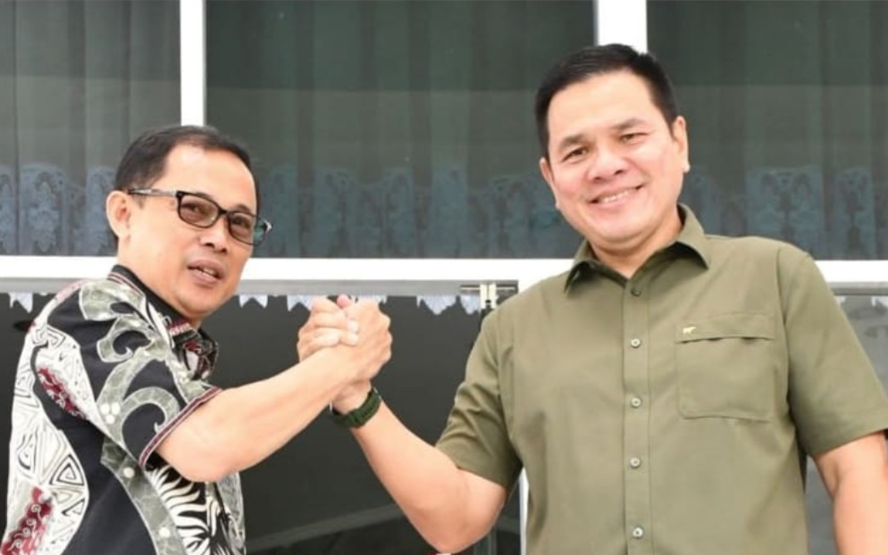TAMU KEHORMATAN: Universitas Sam Ratulangi menerima kunjungan kehormatan Gubernur Akademi Militer Mayjen TNI Rano Tilaar (kanan), disambut langsung Rektor Unsrat Prof Berty Sompie di Kantor Rektorat.