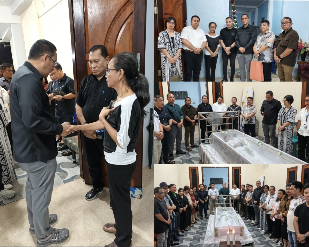 MELAYAT: Rektor Unima Joseph Kambey bersama jajaran saat hadir melihat langsung almarhum di rumah duka, Selasa (30/12/12) malam.