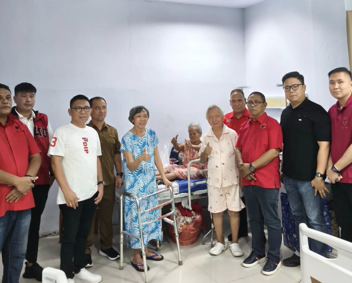 Pengurus DPC dan Fraksi PDIP DPRD Manado saat memberikan bantuan kepada korban selamat kebakaran Panti Werdha yang sedang dirawat di rumah sakit, Selasa (30/12).