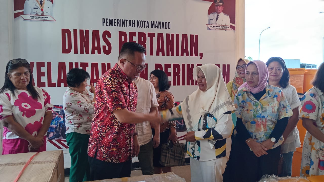 Wakil Wali Kota Mnaado Richard Sualang saat menyerahkan bantuan Pertanian dan Perikanan kepada 22 Kelompok di Manado, Selasa (30/12).