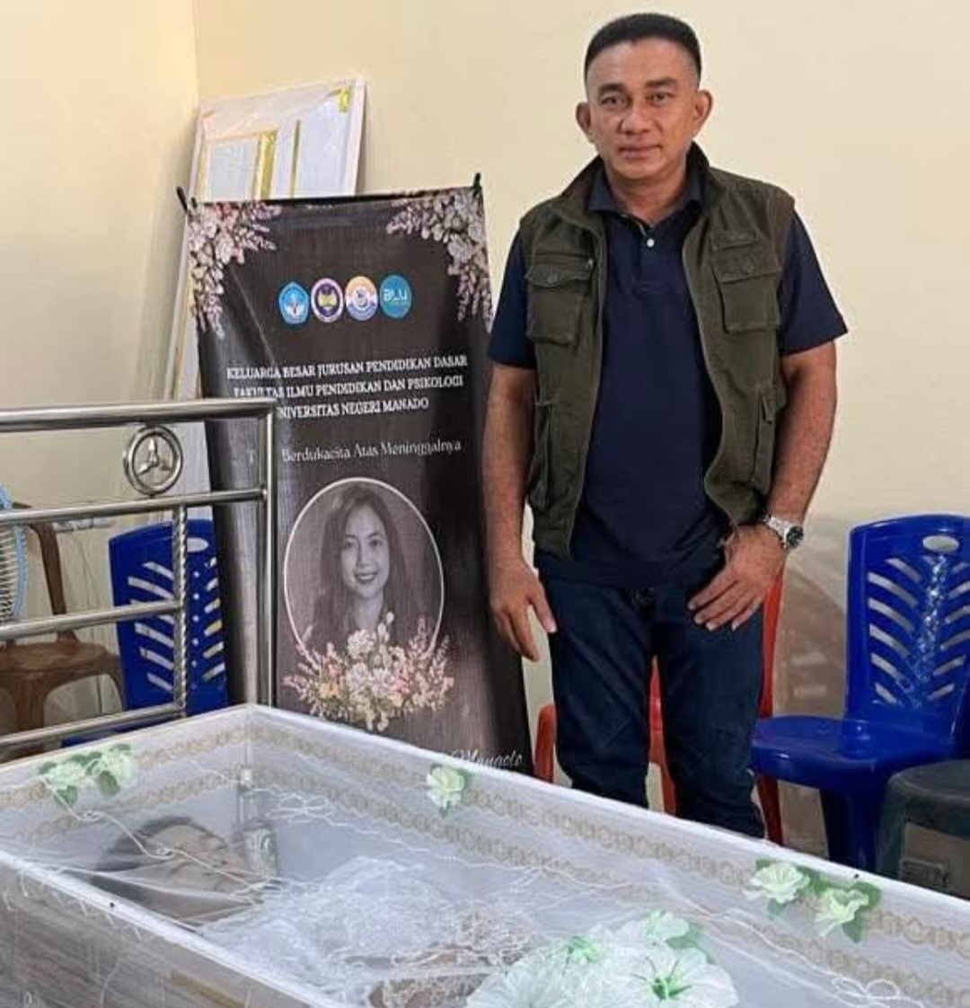 TURUT BERDUKA: Ketua Pemuda Nusa Utara Dr Hendrik Manossoh saat melayat ke rumah duka di Perum CBA, Minahasa Utara, Rabu (31/12/25).