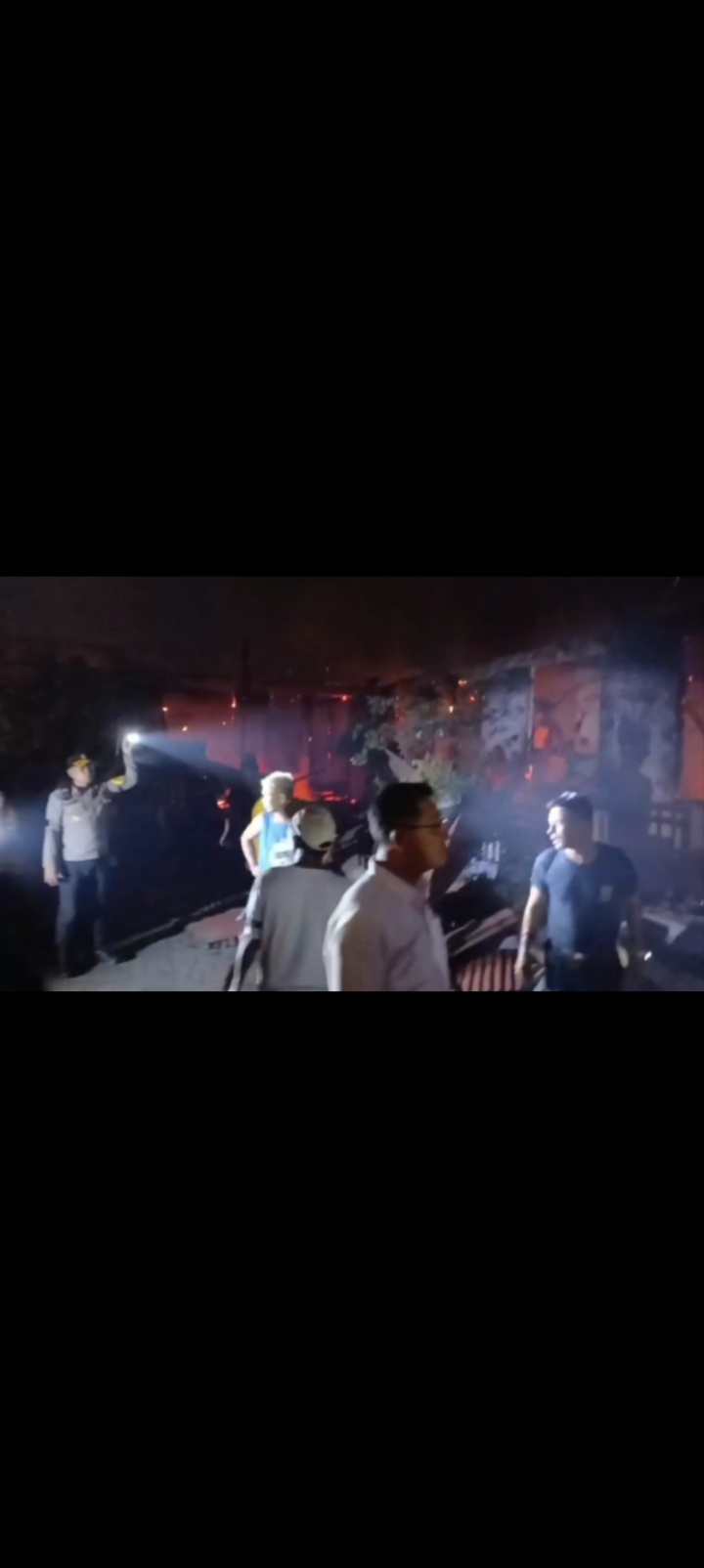 Tangkapan layar video saat Wali Kota Bitung Hengky Honandar turun langsung di lokasi kebakaran di Aertembaga.(Dok Istimewa)