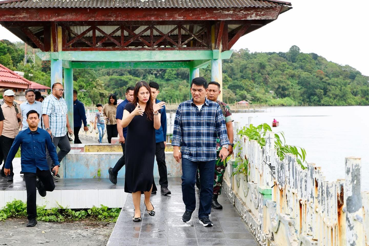 Gubernur Yulius Selvanus didampingi Kadis Pariwisata Devi Tanos ketika meninjau, Sumaru Endo, Remboken.
