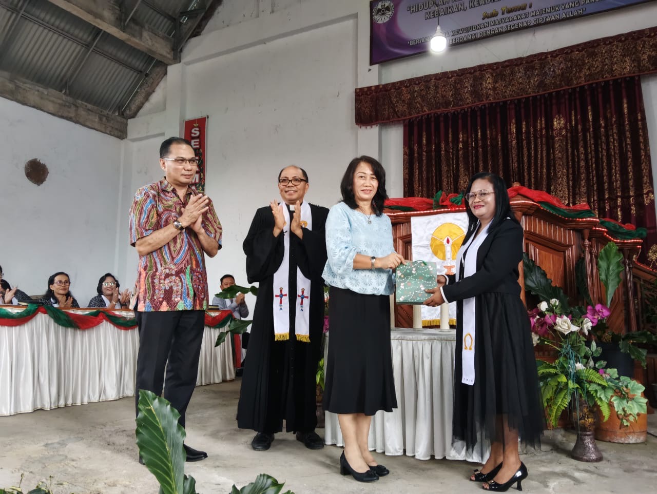 Ketua Sinode GMIM Bersama Sahabat Salurkan Bantuan Rp50 Juta untuk Pembangunan Gereja Bethesda Lowian