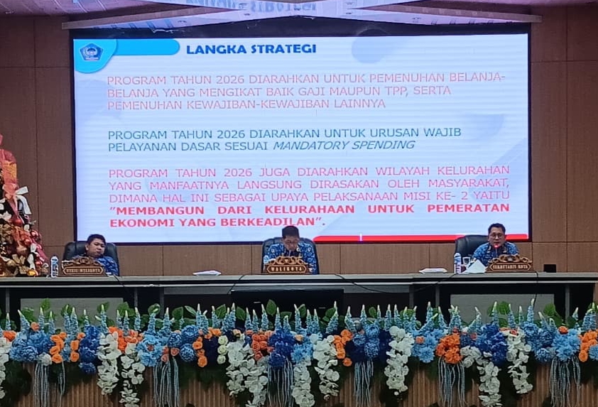 Wali Kota Bitung Hengky Honandar didampingi Wakil Wali Kota Bitung Randito Maringka memimpin Rapat Kerja Perdana 2026.(Dok Istimewa)