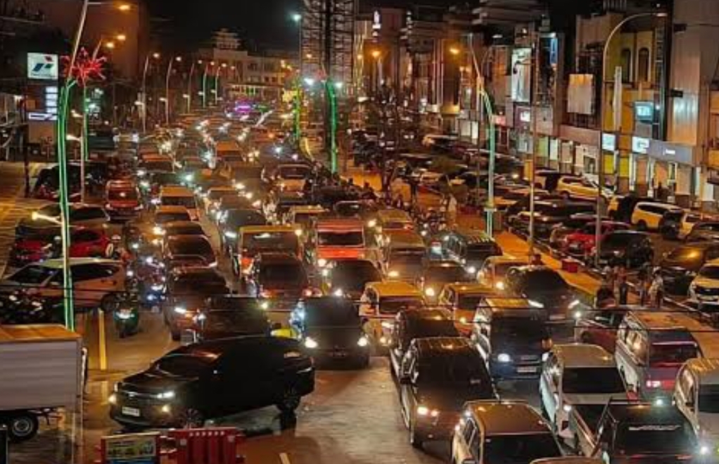 Foto kendaraan di Boulevard Manado jelang Natal