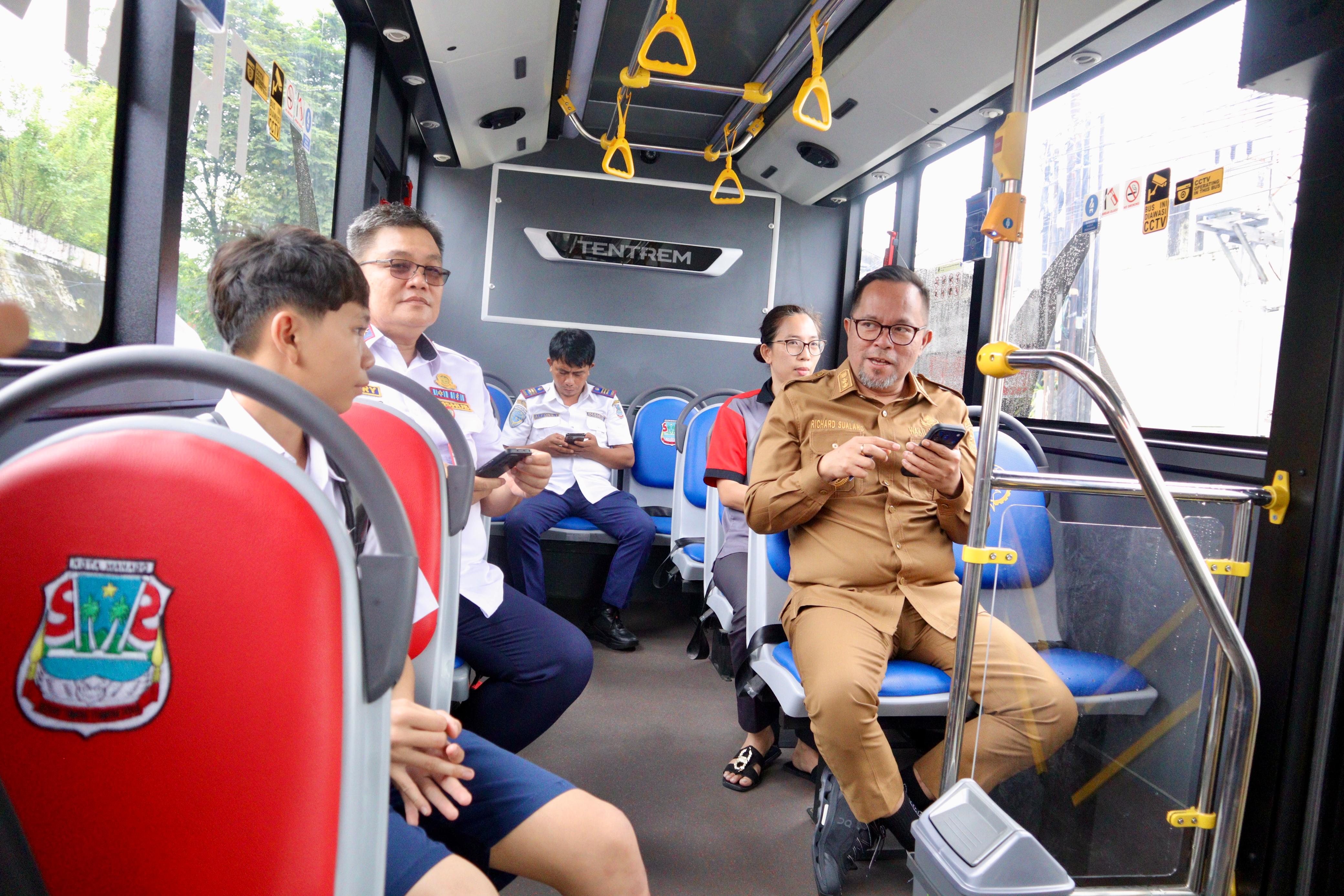 Wakil Wali Kota menggunakan Bus BTS saat meninjau gedung baru Kantor Kecamatan Mapanget, Senin (5/1).