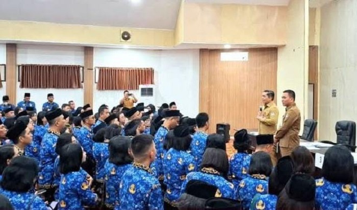 Sekretaris Daerah Kota Manado dr Steaven Dandel menyeragkan perjanjian kerja dan SMPT kepasa 362 PPPK Paruh Waktu, Senin (5/1) di Aula BKPSDM.