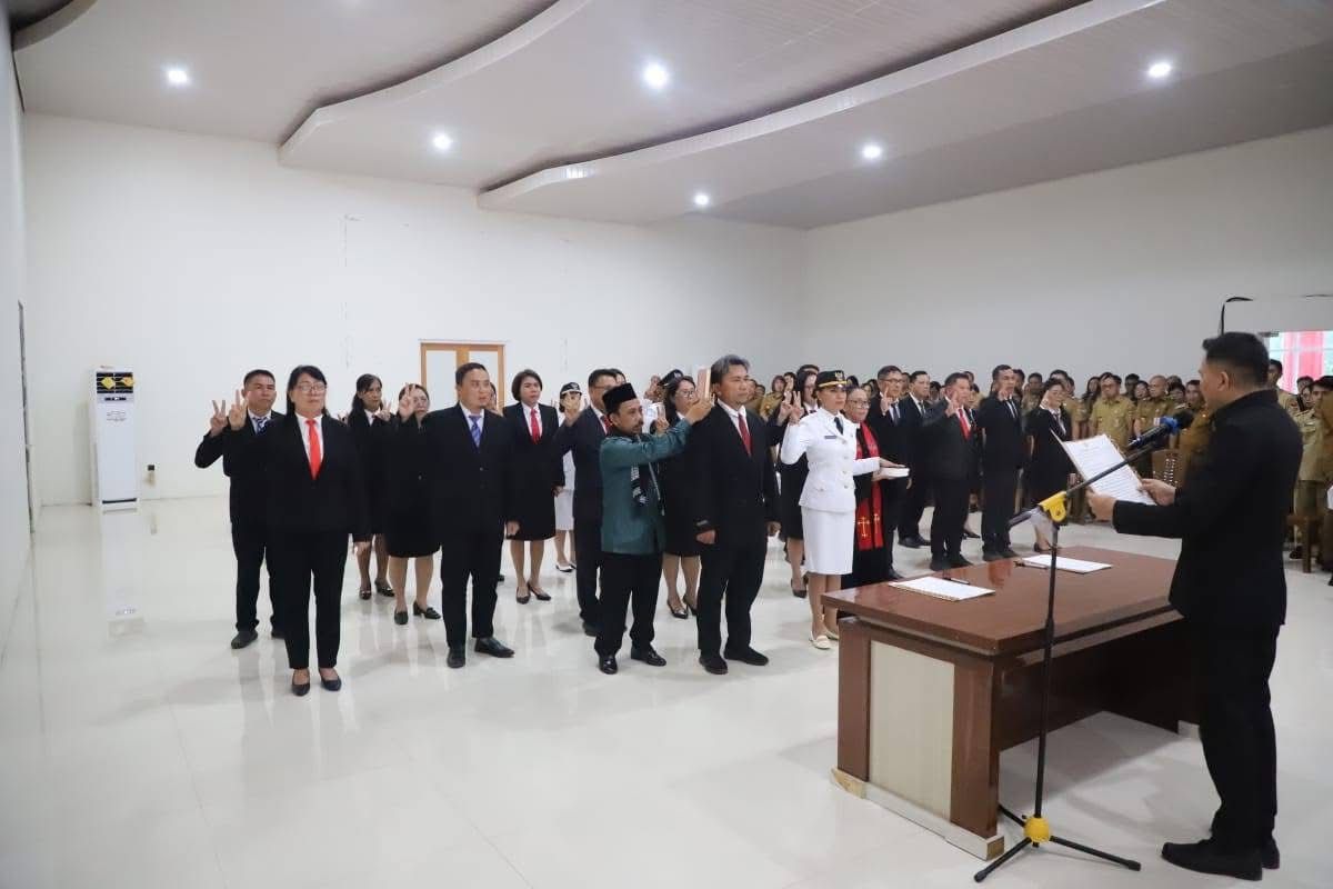 Pelantikan dan pengambilan sumpah pejabat administrator di lingkup Pemkab Minahasa Tenggara oleh Bupati Ronald Kandoli, Senin (5/1).