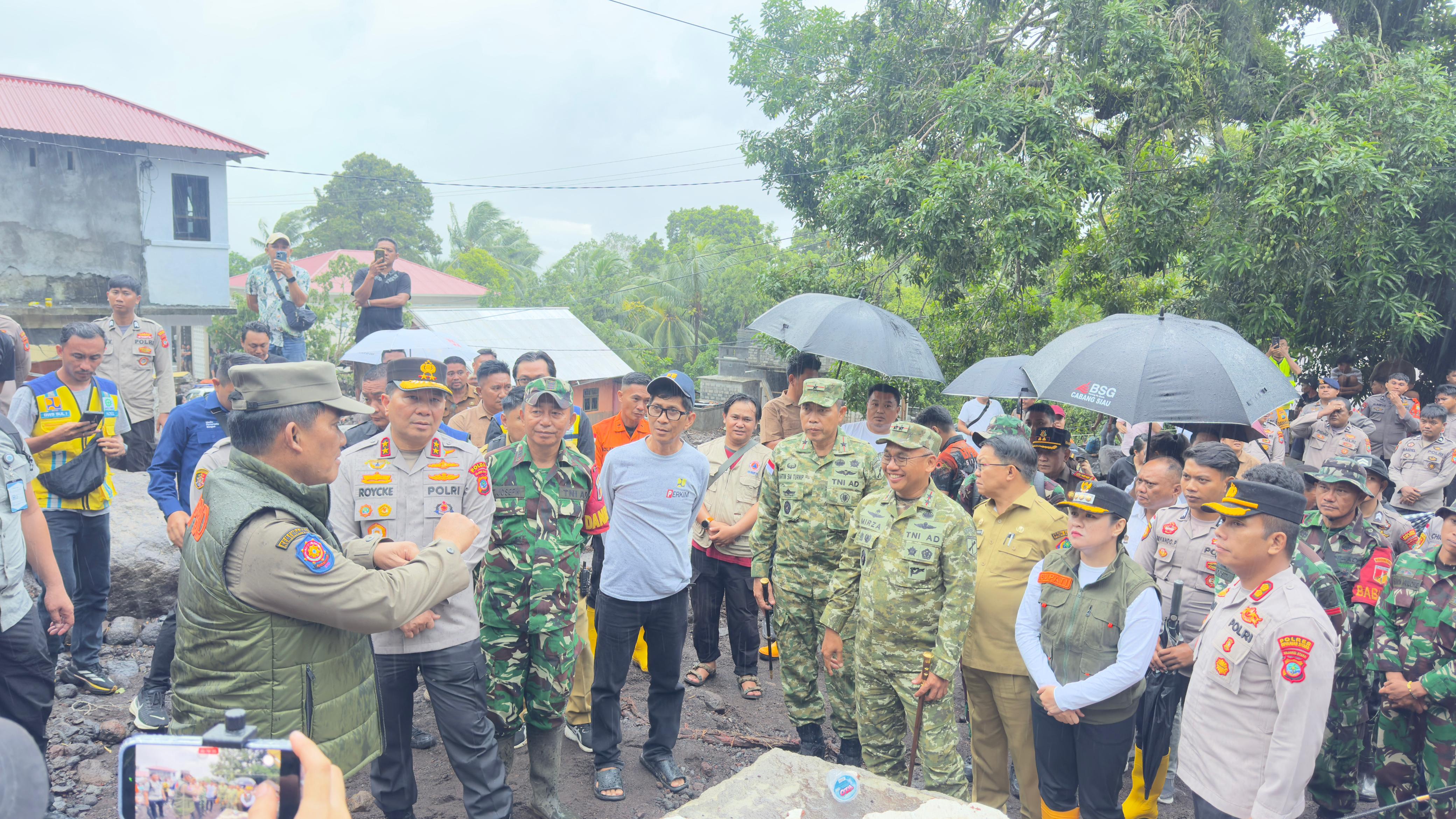 Gubernur Sulut Yulius Selvanus bersama Kapolda Sulut Irjen Pol Roycke Harry Langie serta jajaran Forum Koordinasi Pimpinan Daerah (Forkopimda) Sulut tiba di lokasi bencana Kabupaten Sitaro