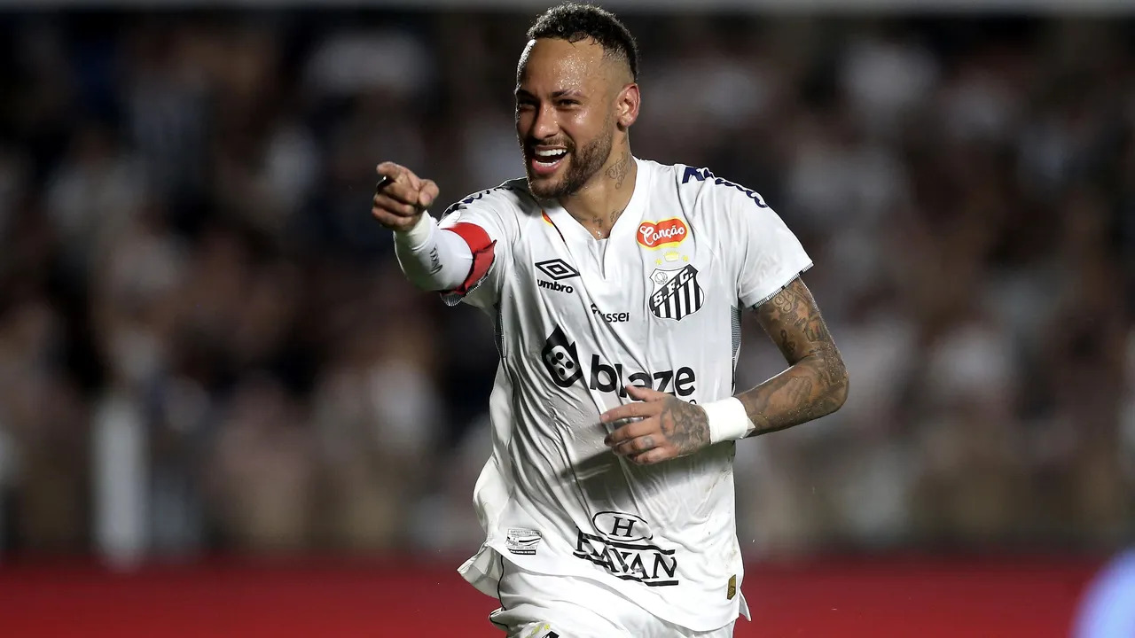Neymar saat berselebrasi gol dengan jersey Santos