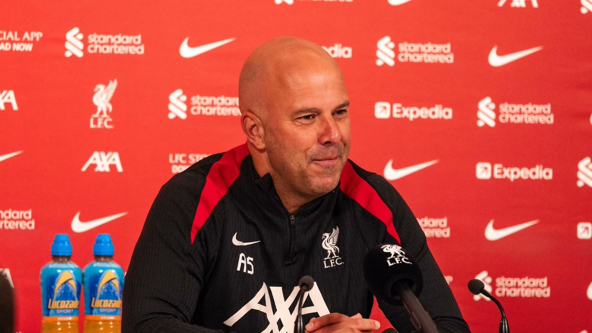Arne Slot memberi keterangan pers sebagai pelatih Liverpool