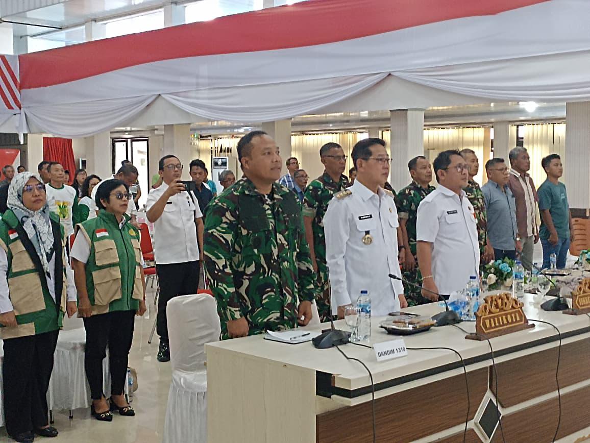 Dandim 1310/Bitung Letkol Inf Dewa Made DJ dan Wali Kota Bitung Hengky Honandar saat mengikuti Tasyakuran Swasembada Pangan Nasional Tahun 2026.(Dok Istimewa)
