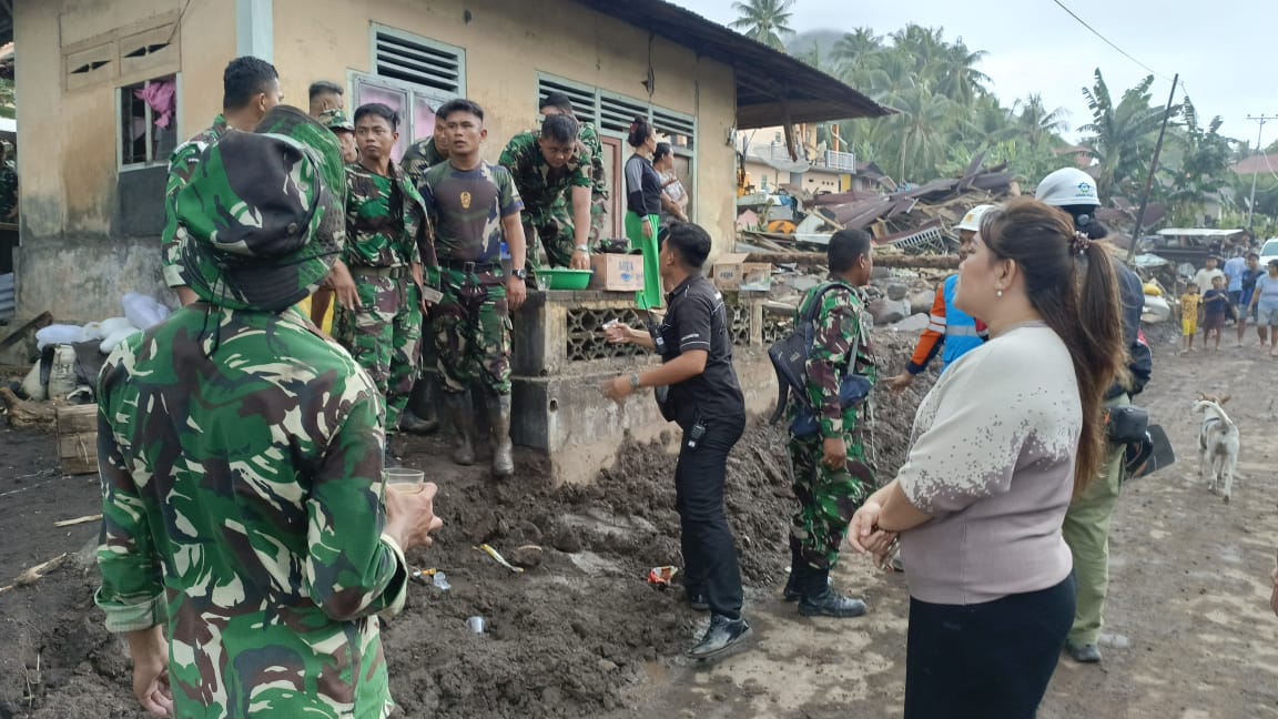 KEMANUSIAAN: Partai Golkar Sitaro saat menyalurkan bantuan kemanusiaan atas bencana alam di Sitaro.