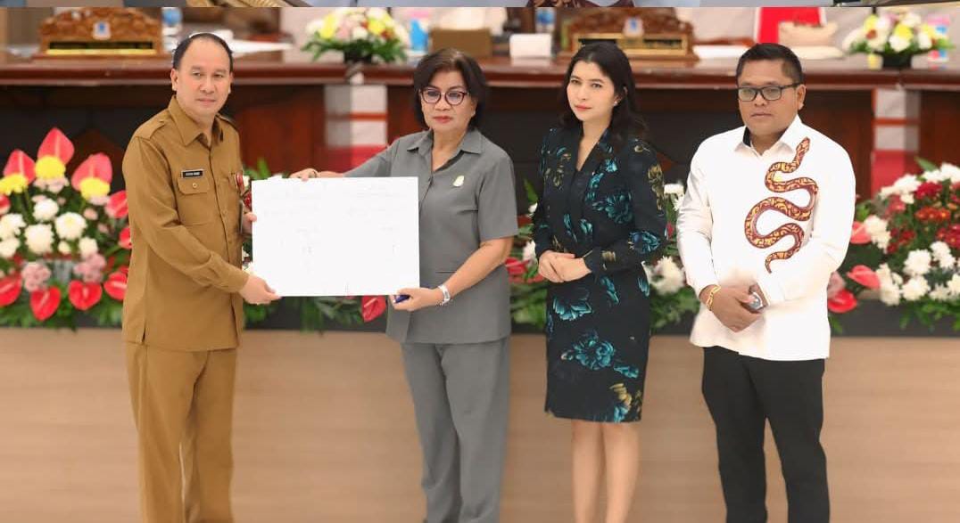 Pimpinan DPRD menyerahkan hasil reses pada Sekretaris Dewan Manado dalam rapat paripurna, Selasa (6/1).