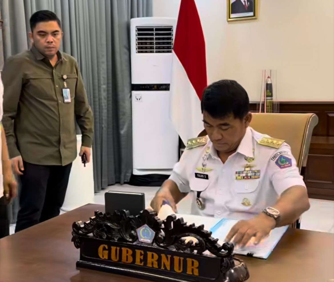 Gubernur Yulius Selvanus menandatangani tiga kebijakan di bidang pajak kendaraan, Rabu (7/1).