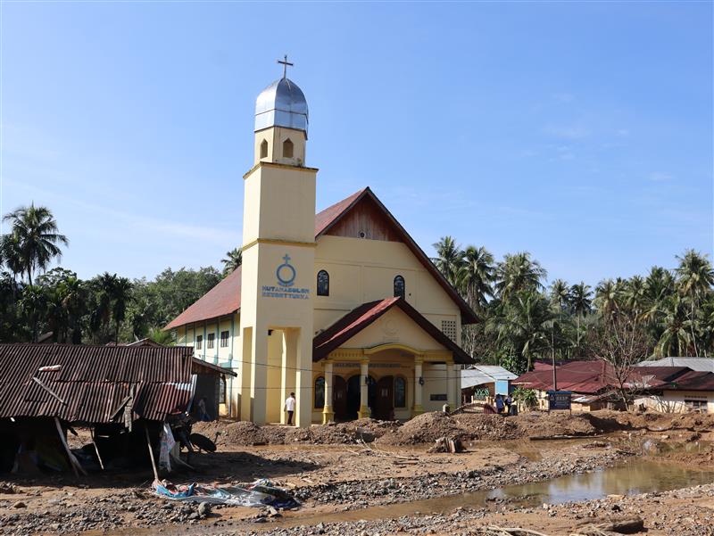 Kondisi Gereja HKBP Hutanabolon yang mengalami kerusakaan akibat bencana alam di Kecamatan Tukka.