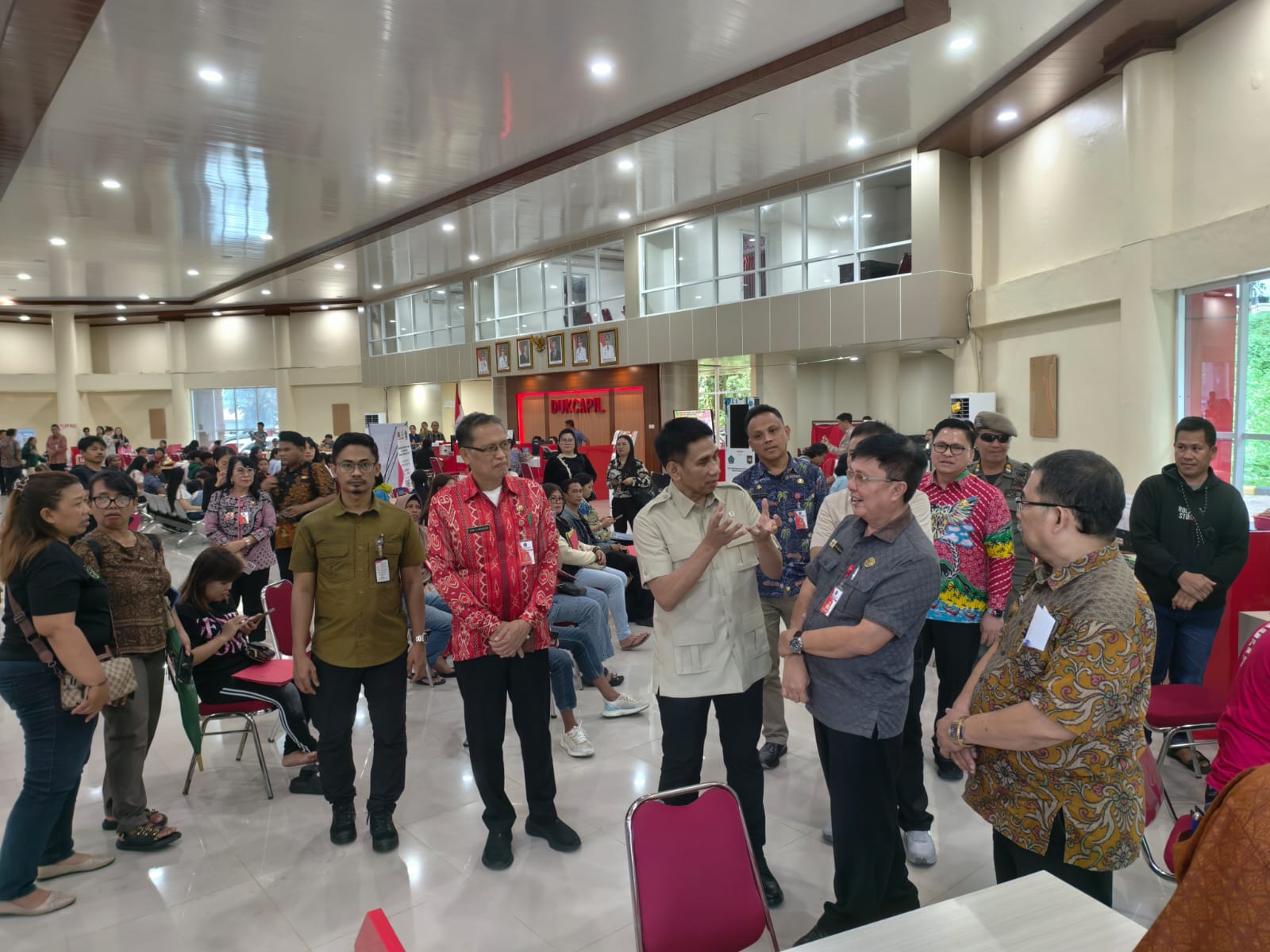 Wakil Menteri Dalam Negeri (Wamendagri) Republik Indonesia, Ahmad Yagus saat melakukan kunjungan ke Mal Pelayanan Publik didampingi Sekretaris Daerah Novly Wowiling dan pejabat Pemkab Minut