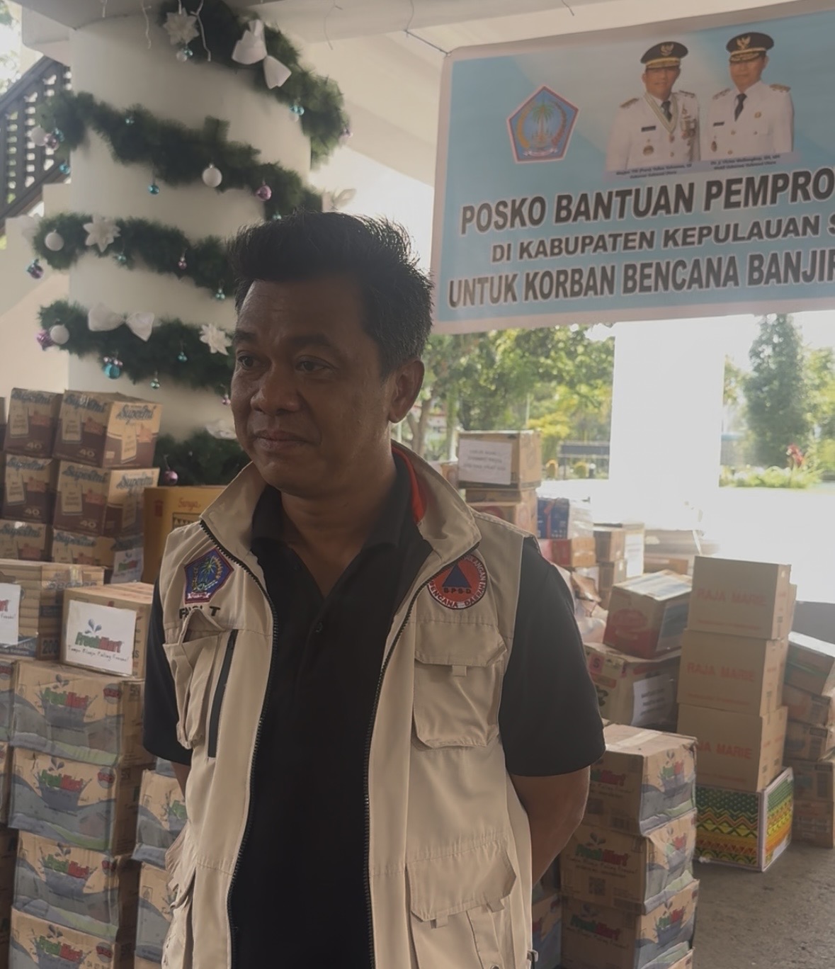 Kabid Pencegahan dan Kesiapsiagaan BPBD Sulut Faldi Tumara yang berjaga di posko bantuan di lobi kantor gubernur Sulut.