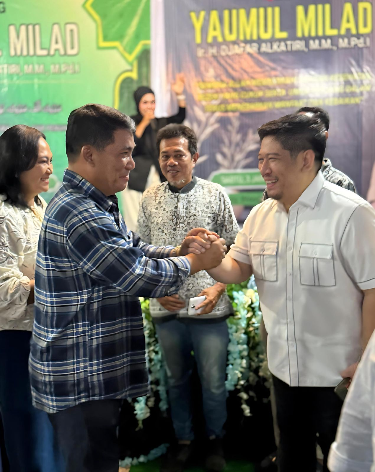 DUKUNG: Sekretaris Golkar Sulut Raski Mokodompit bersama Gubernur Yulius Selvanus.