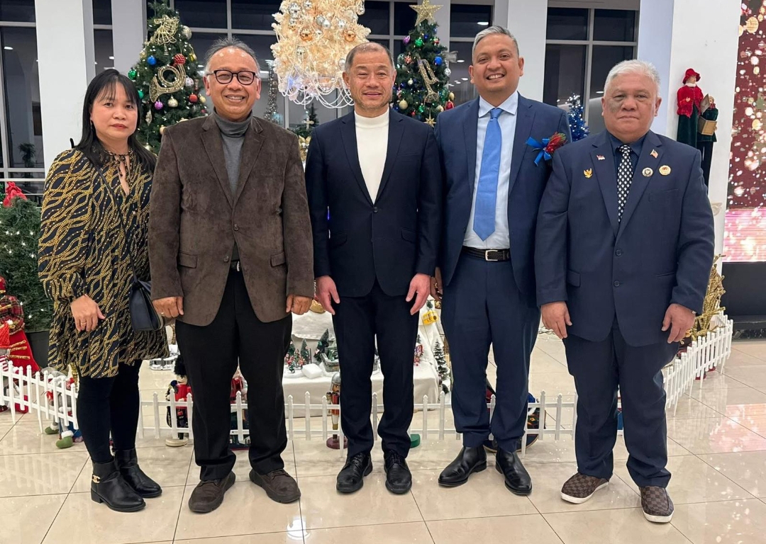 Ibu TN , Winanto Adi ( Konjen New York), John Liu (New York State Senator), Anton Sinambela ( Ketua Panitia), dan Joutje Kaunang. Hadir juga Pastor Hank Wijaya (Last Rain Ministry Church)