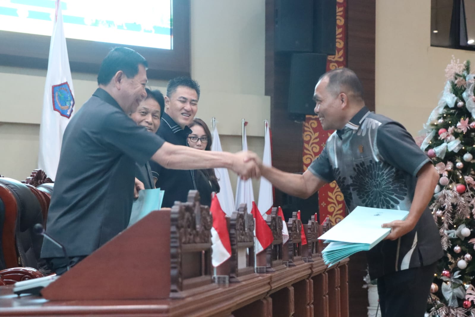 Remly Kandoli menyerahkan aspirasi masyarakat pada Wakil Gubernur Victor Mailangkay.