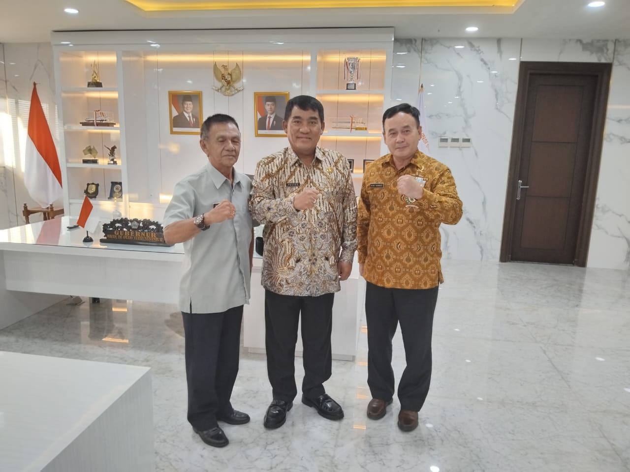 SATU KOMANDO: Gubernur Sulawesi Utara Mayjen TNI (Purn) Yulius Selvanus (tengah) bersama Ketua DPD Pepabri Sulut Mayjen TNI (Purn) Wanti Waranei F Mamahit (kanan).
