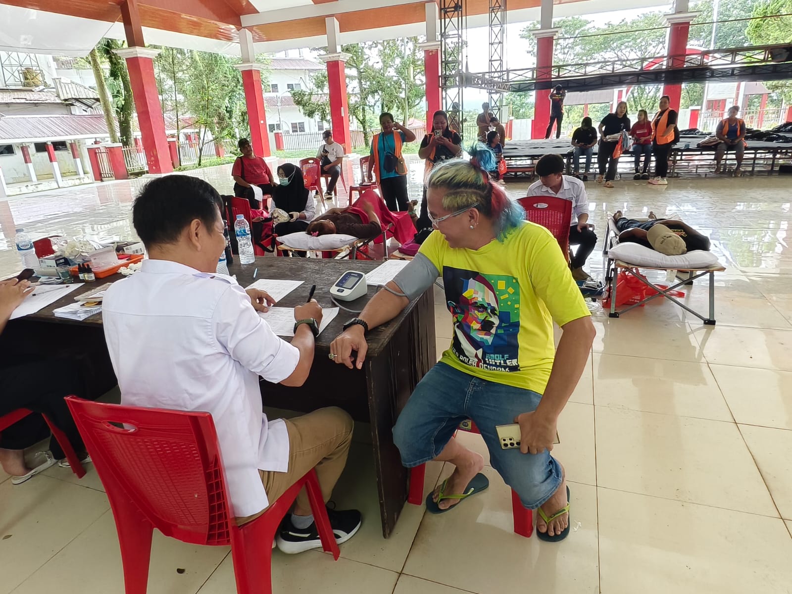 Donor Darah-Aktivis Minahasa Utara William Luntungan saat melakukan pemeriksaan untuk Donor Darah di Pendopo Kantor Bupati Minahasa Utara.