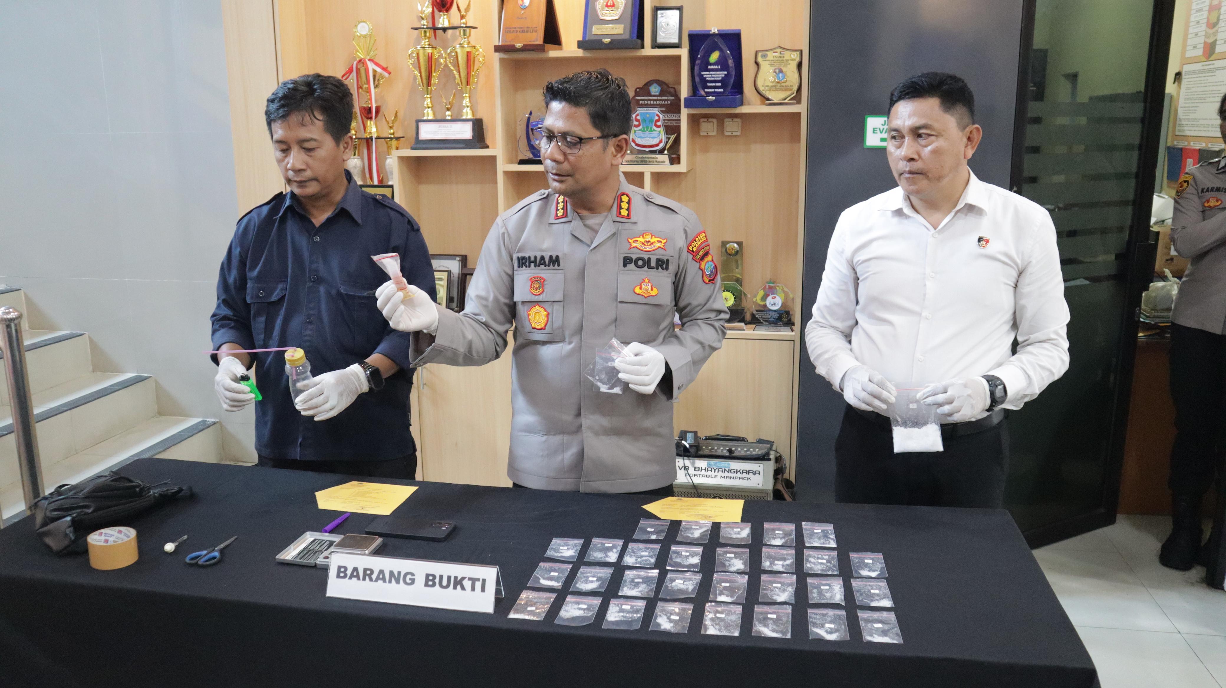 BEBER: Kapolresta Manado Kombes Pol Irham Halid dalam konferensi pers pengungkapan kasus narkoba di Kota Manado