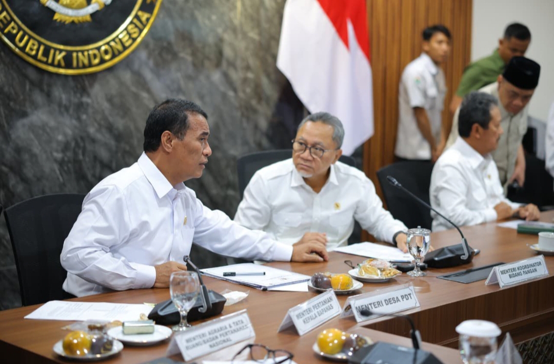 Menteri Koordinator Bidang Pangan (Menko Pangan) Zulkifli Hasan memberikan pujian atas terobosan Menteri Pertanian (Mentan) Andi Amran Sulaiman