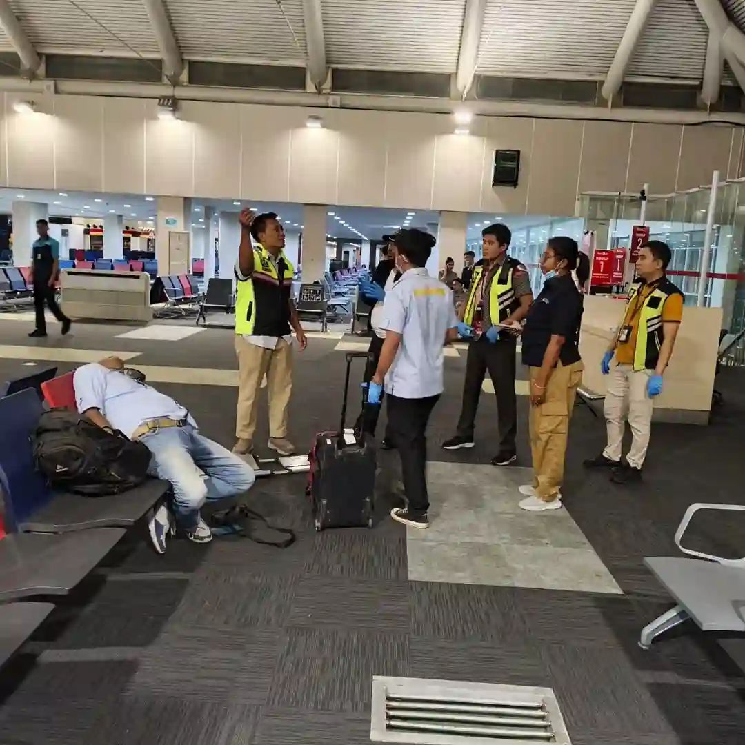 Salah satu penumpang yang dinyatakan meninggal di Bandara Samrat Manado. Selasa (13/1).