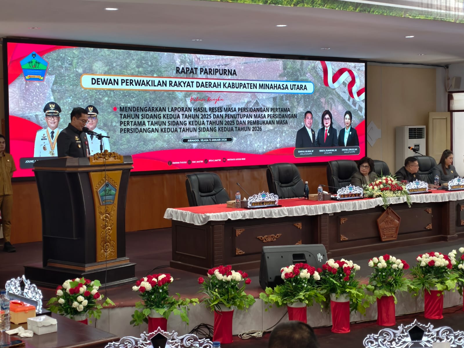 Bupati Minahasa Utara Joune Ganda Saat membawakan sambutan dalam rapat paripurna
