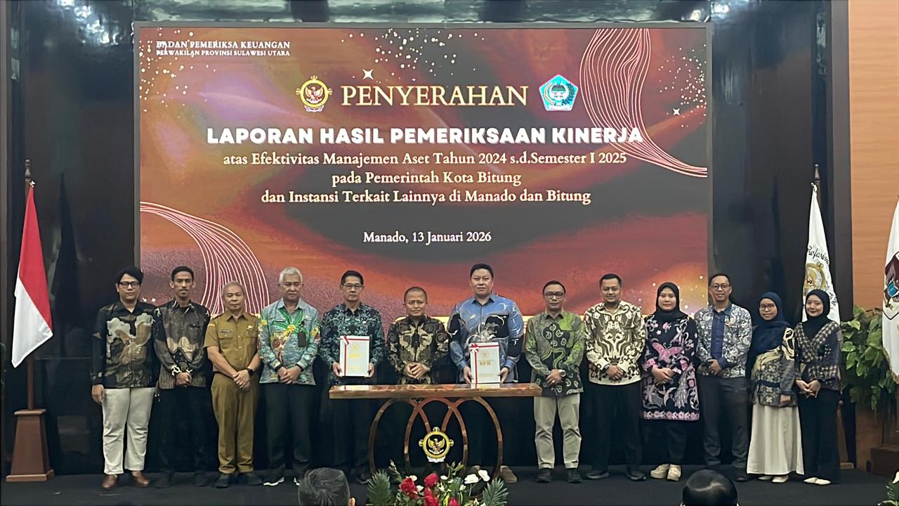 Wali Kota Bitung Hengky Honandar menerima laporan hasil pemeriksaan aset dari Kepala BPK Perwakilan Sulut Bombit Agus Mulyo.(Dok Istimewa)