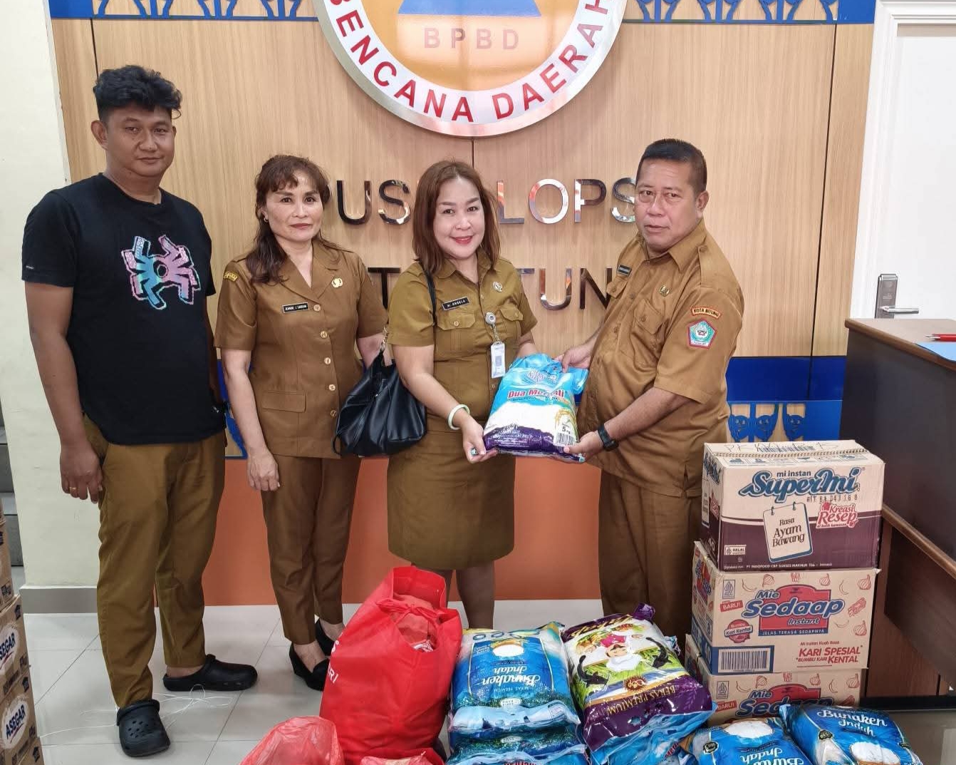 Kepala Puskesmas Bitung Barat dr Angela Sengke bersama jajaran saat membawa bantuan di Pos Bantuan Kemanusiaan Pemkot Bitung.(Dok Istimewa)