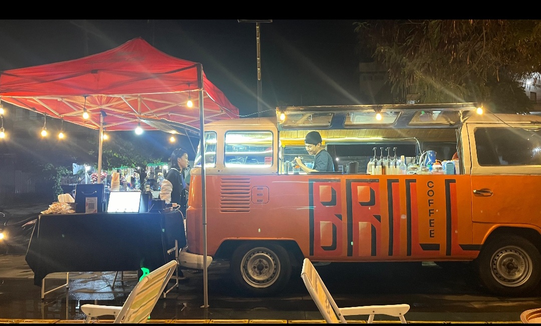 Salah satu food truck yang ada di kawasan Malalayang Beach Walk.