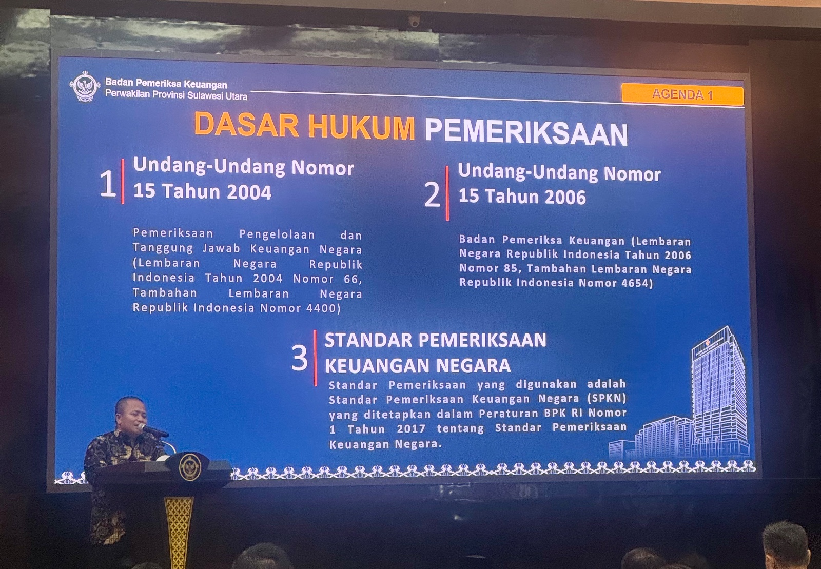 Kepala BPK RI Perwakilan Sulut Bombit Agus Mulyo dalam penyerahan LHP, Selasa (13/1).