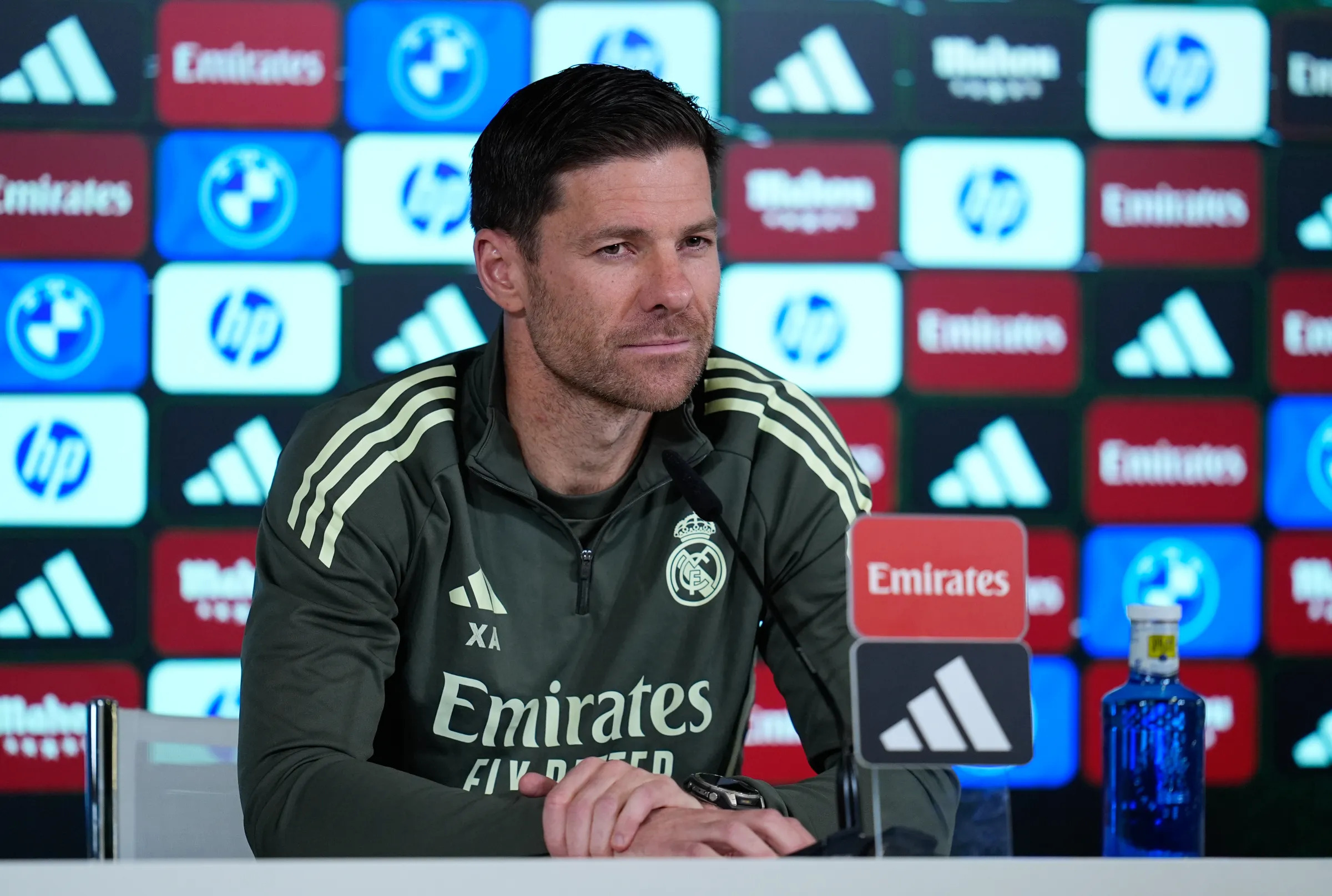 Potret Xabi Alonso dalam sebuah konferensi pers saat masih menjabat sebagai pelatih Real Madrid