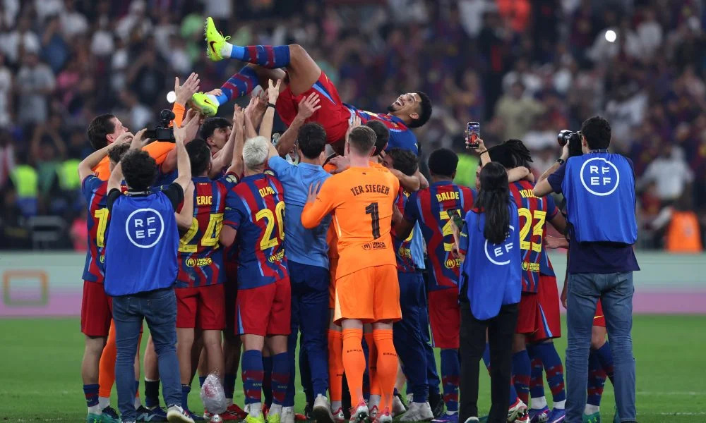 Araujo diangkat oleh para tim Barcelona dalam kemenagan Spanish Super Cup