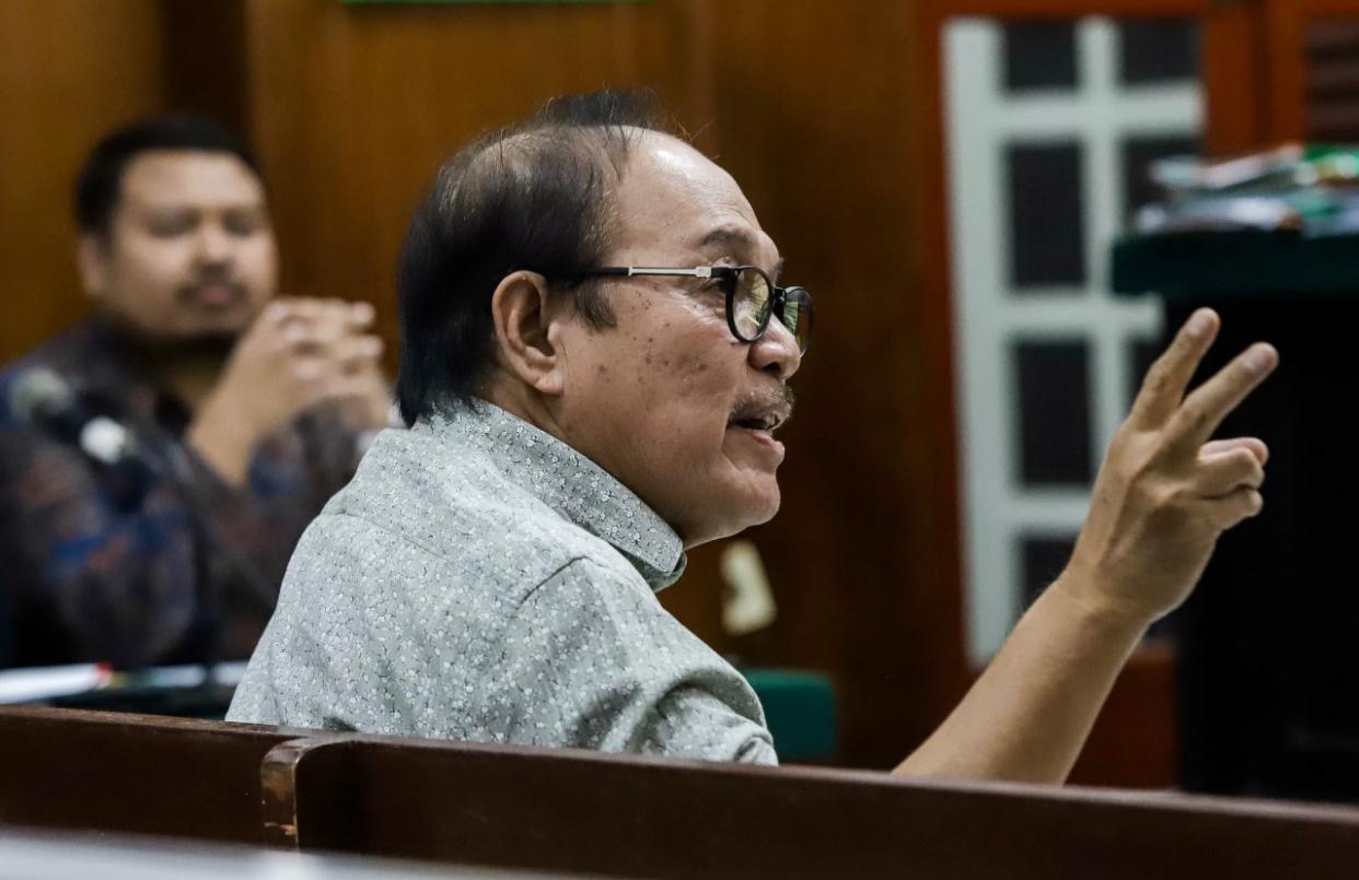 Mohammad Yamin, mantan karyawan Jawa Pos saat bersaksi di Pengadilan Negeri Surabaya, Selasa (13/1). (ALFIAN RIZAL/JAWA POS)