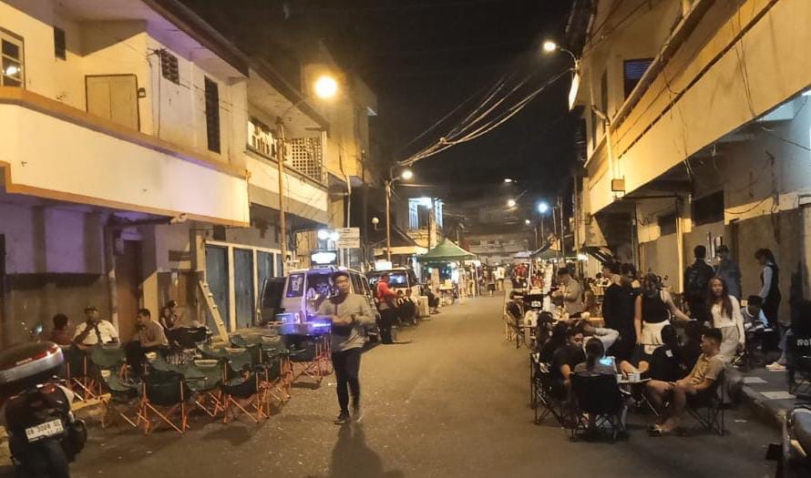 Suasana malam hari di Kawasan UMKM di Kampung Cina, Kelurahan Calaca, Kecamatan Wenang.