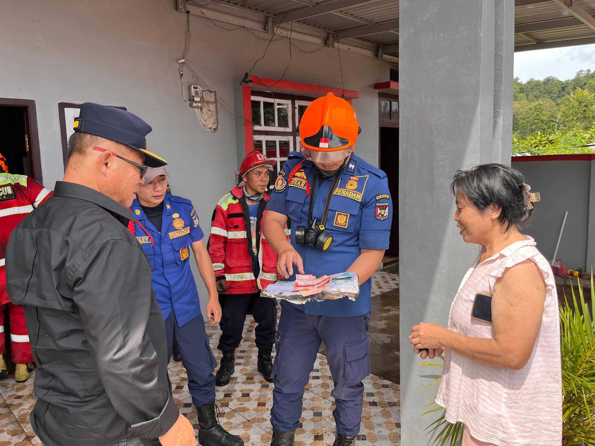 SELAMATKAN: Selain selamatkan rumah, Damkar Minahasa berhasil amankan uang jutaan rupiah milik keluarga pemilik rumah di Desa Karumengan, Langowan Utara, Rabu (14/1/2026).