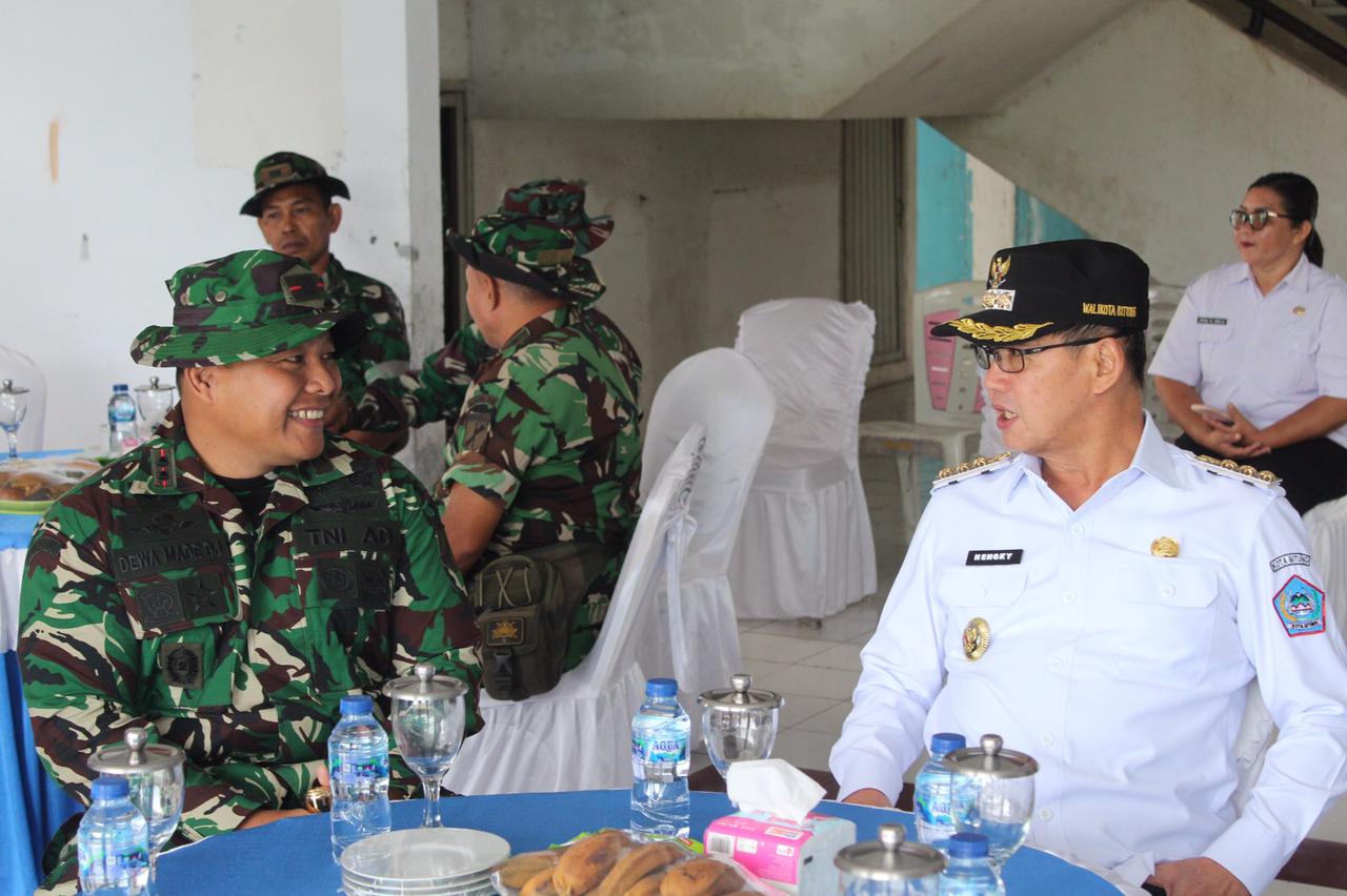 Wali Kota Bitung Hengky Honandar bersama Dandim 1310/Bitung Letkol Inf Dewa Made DJ di sela kegiatan karya bakti.(Dok Istimewa)