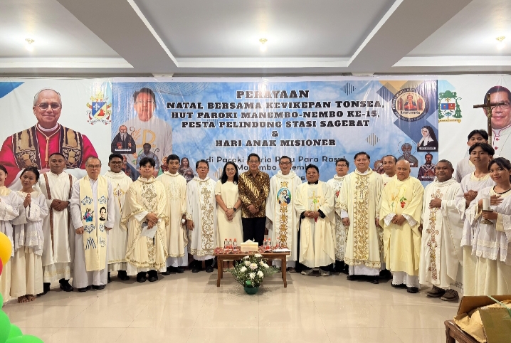 Wali Kota Bitung Hengky Honandar didampingi Ketua TP-PKK Ellen Honandar Sondakh menghadiri Perayaan Natal Bersama Kevikepan Tonsea.(Dok Istimewa)