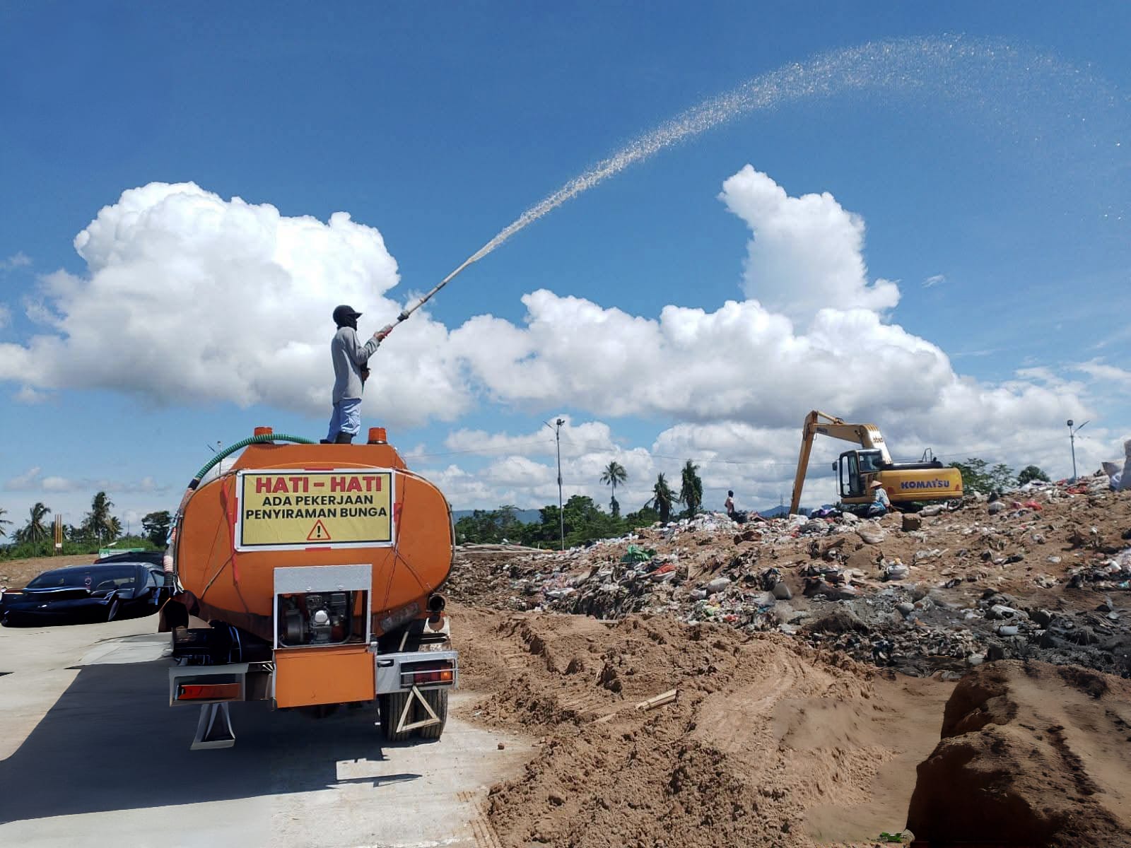 Penyemprotan mikro biologi organik Bakteri Ecotru di TPA Sumompo yang bermanfaat untuk penurunan parameter air limbah lindi, menghilangkan bau, lalat, belatung dan menaikkan unsur hara tanah.